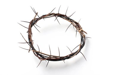 Beyaz arka planda izole edilmiş dikenli taç. Üst Manzara. Uzayı kopyala Hıristiyan Paskalya konsepti. İsa Mesih 'in çarmıha gerilmesi. Dirildi ve hayatta kaldı. Sebebi İsa. İncil, kurtuluş.