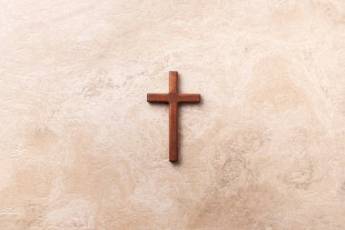 Mermer zemin üzerinde tahta haç. İsa 'nın kurban edilişini ve İsa' nın dirilişini hatırlatıyor. Paskalya bayramı. Palm Sunday, Good Friday konsepti. Hıristiyanlığın sembolü ve inancı.