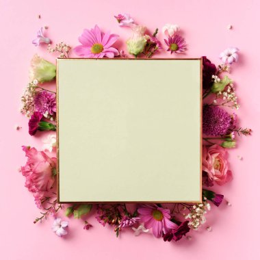 Pembe çiçekli bir çerçeve, parlak pastel arka planda. Sevgililer Günü, Kadın Günü konsepti. Fotokopi alanı olan bahar ya da yaz afişi