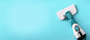 Mavi arka planda buharlı temizlik bezi. Üst manzara, düz yatış. Fotokopi alanı olan pankart. Temizlik hizmeti kavramı