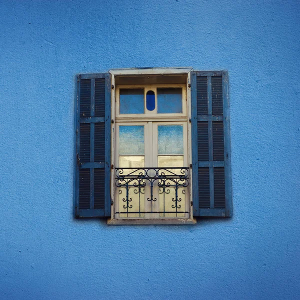 Vecchie finestre dipinte di blu su muro di cemento. Banner con spazio per la copia. Concetto pop art, finestra in stile greco. Coltivazione quadrata — Foto Stock