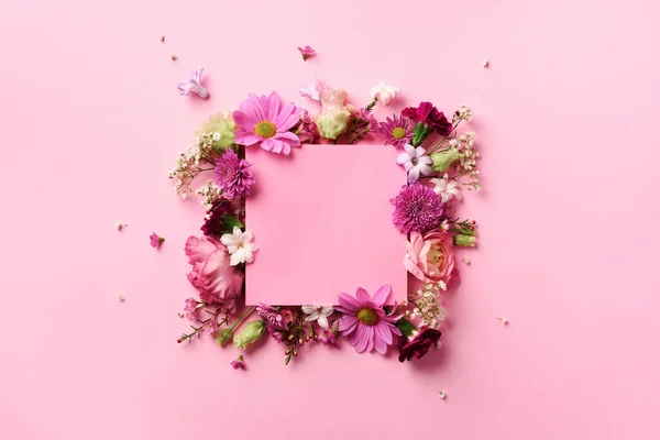 Marco de flores rosadas sobre fondo pastel perforado. Día de San Valentín, concepto del día de la mujer. Banner de primavera o verano con espacio para copiar —  Fotos de Stock