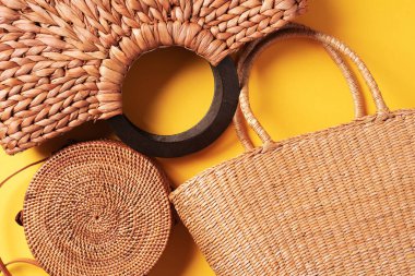 Son moda sarı arka planda bir grup kadın saman torbası. Üst Manzara. Uzayı kopyala Yaz yolculuğu konsepti. Sürdürülebilir yaşam tarzı. Sıfır atık, plastiksiz konsept.