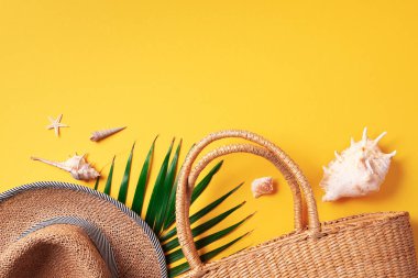 Kadınlarla yaz seyahati konsepti hasır çanta, şapka, palmiye yaprakları, modaya uygun yeşil arka planda kabuklar. Üst Manzara. Uzayı kopyala Sürdürülebilir yaşam tarzı. Sıfır atık, plastiksiz konsept.