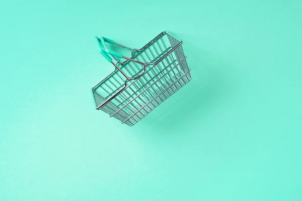 Vista superior da cesta de compras de supermercado no fundo verde da moda. Conceito de venda de sexta-feira negra. Espaço para cópia. Estilo de vida sustentável. — Fotografia de Stock