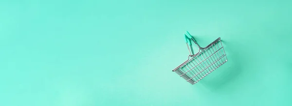 Vista superior de la cesta de la compra del supermercado en el fondo verde de moda. Viernes negro concepto de venta. Copiar espacio. Estilo de vida sostenible. — Foto de Stock