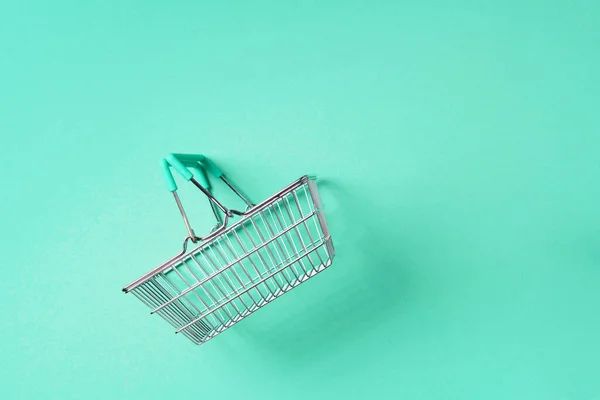 最新绿色背景的超市购物篮的顶部视图。黑色星期五销售的概念。复制空间。可持续生活方式. — 图库照片