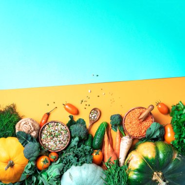 Organik sebzeler, mercimek, fasulye, moda sarı ve yeşil arka planda yemek pişirmek için ham malzemeler. Sağlıklı, temiz yeme konsepti. Vejetaryen ya da glütensiz diyet. Uzayı kopyala Üst Manzara. Yiyecek çerçevesi