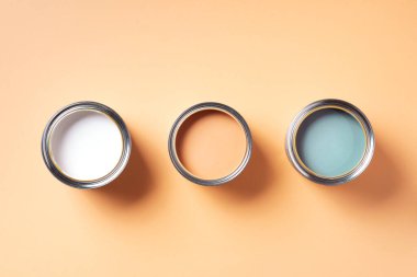 Pastel arka planda boya kutusunu aç. Üst görünüm, boşluğu kopyala. Daire yenileme, onarım, inşaat ve ev tasarımı konsepti.