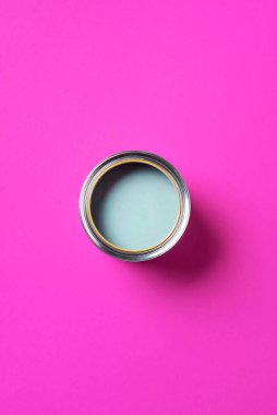 Renkli pembe arka planda boya kutusu açık. Üst görünüm, boşluğu kopyala. Daire yenileme, onarım, inşaat ve ev tasarımı konsepti.