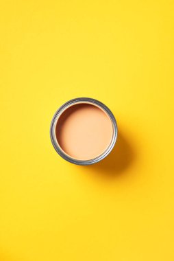 Renkli sarı arka planda boya kutusu açık. Üst görünüm, boşluğu kopyala. Daire yenileme, onarım, inşaat ve ev tasarımı konsepti.