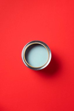Kırmızı arka planda açık boya kutusu. Üst görünüm, boşluğu kopyala. Daire yenileme, onarım, inşaat ve ev tasarımı konsepti.