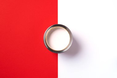 Kırmızı ve beyaz arka planda açık boya kutusu. Üst görünüm, boşluğu kopyala. Daire yenileme, onarım, inşaat ve ev tasarımı konsepti.