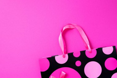 Kara Cuma indirim konsepti. Pembe kağıt alışveriş çantasının son moda parlak arka plan görüntüsü. Uzayı kopyala Kadın günü. Sevgililer Günü. Doğum günü partisi için hazırım..