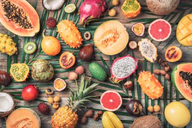 Egzotik meyveler - ananas, papaya, mango, annona, muz, pitahaya, kiwano, afrika boynuzlu kavun, tamarillo meyvesi, granadilla, β, yılan meyvesi, maracuya, rambutan, lychee, longan, tamarind