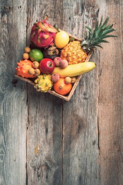 Rattan kutusu dolusu egzotik Tayland meyvesi - ananas, pitahaya, kiwano, afrika boynuzlu kavun, tamarillo meyvesi, granadilla, feijoa, fıstık, yılan meyvesi, maracuya, rambutan, lychee, longan, tamarind