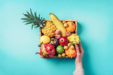 Rattan kutusu dolusu egzotik Tayland meyvesi - ananas, pitahaya, kiwano, afrika boynuzlu kavun, tamarillo meyvesi, granadilla, feijoa, fıstık, yılan meyvesi, maracuya, rambutan, lychee, longan, tamarind