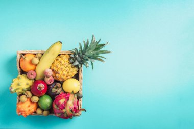 Rattan kutusu dolusu egzotik Tayland meyvesi - ananas, pitahaya, kiwano, afrika boynuzlu kavun, tamarillo meyvesi, granadilla, feijoa, fıstık, yılan meyvesi, maracuya, rambutan, lychee, longan, tamarind