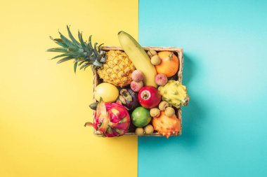 Rattan kutusu dolusu egzotik Tayland meyvesi - ananas, pitahaya, kiwano, afrika boynuzlu kavun, tamarillo meyvesi, granadilla, feijoa, fıstık, yılan meyvesi, maracuya, rambutan, lychee, longan, tamarind