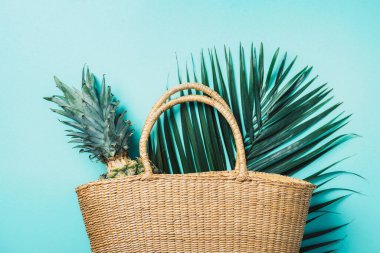 Tahta arka planda saman torbasında ananas. Üst Manzara. Uzayı kopyala Yaz yolculuğu konsepti. Sürdürülebilir yaşam tarzı. Sıfır atık, plastiksiz konsept.