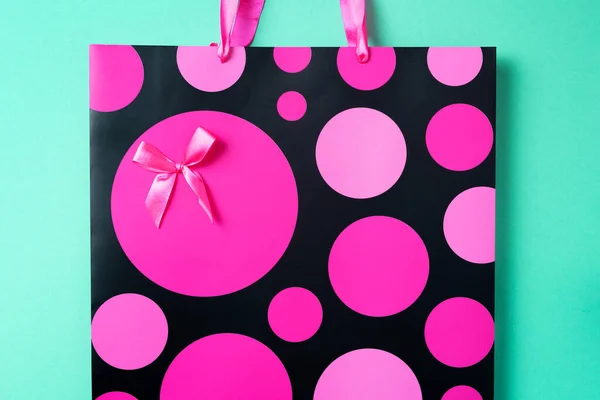 Bolso de compras de papel rosa sobre fondo verde de moda. Vista superior, espacio de copia. Concepto de regalo. Día de las mujeres. Día de San Valentín. Listo para fiesta de cumpleaños. — Foto de Stock