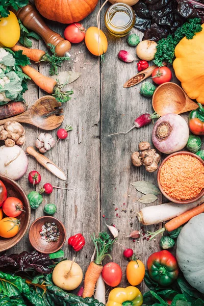 Ingredientes frescos para cozinhar saudável ou fazer salada em fundo de madeira. Vista superior. Espaço para cópia. Conceito de dieta ou comida vegetariana. Sortimento de churd, abóbora, cenoura, pimenta, repolho, alho — Fotografia de Stock