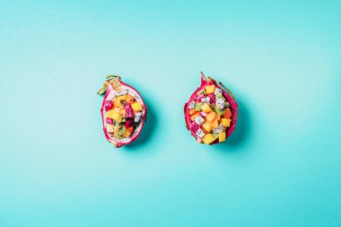 Mavi arka planda ejderha meyvesiyle servis edilen egzotik meyve salatası. Uzayı kopyala Tropik seyahat, egzotik meyve. Vejetaryen ve vejetaryen kavramı.