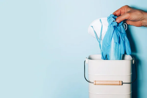 Pandemik adalah konsep atas. Ujung karantina. Hentikan Coronavirus. Tangan melempar topeng medis ke tempat sampah setelah pandemi coronavirus. Salin ruang. Jaga dirimu. Peralatan perlindungan kesehatan — Stok Foto