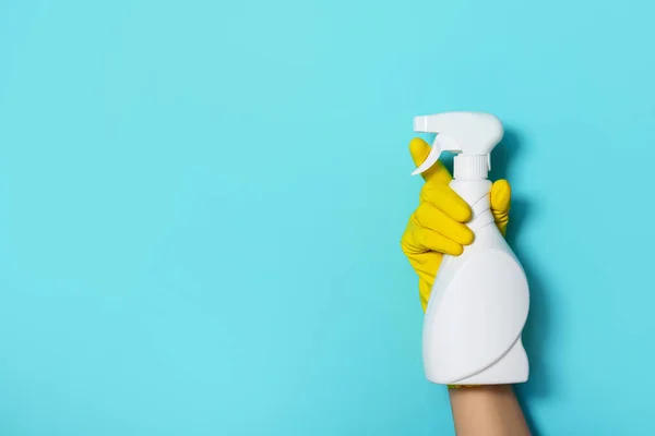 Tangan di sarung tangan memegang plastik putih botol produk pembersih, bahan kimia rumah tangga. Salin ruang. Konsep layanan pembersihan. Produk pembersih kimia rumah tangga, sikat dan persediaan. Botol deterjen — Stok Foto