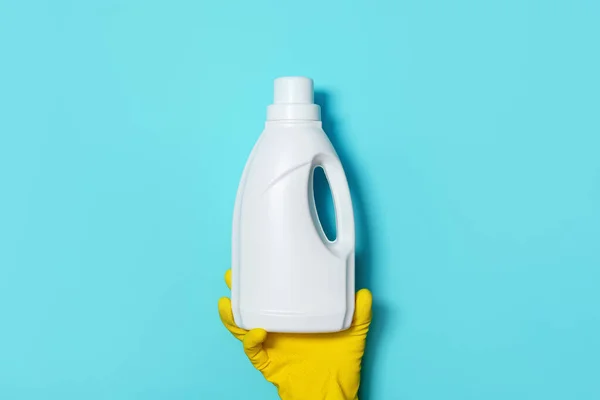 Eldivende beyaz plastik temizlik ürünü şişesi ve ev yapımı kimyasallar var. Uzayı kopyala Temizlik hizmeti konsepti. Kimyasal temizlik ürünleri, fırçalar ve malzemeler. Deterjan şişesi. — Stok fotoğraf