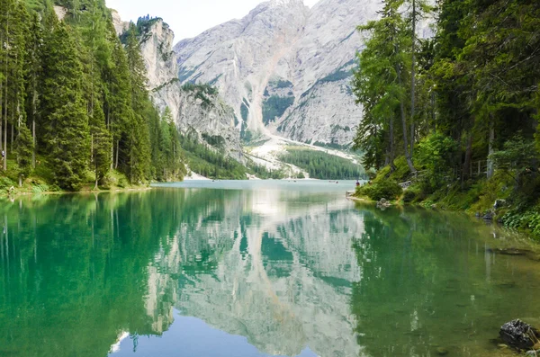 Видом на Braies озеро Доломітові Альпи - Італія — стокове фото