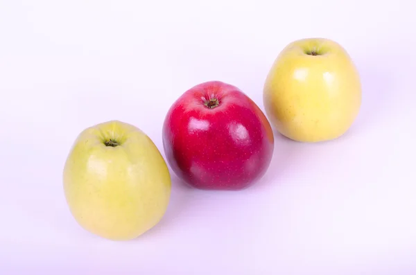Gustose mele rosse e gialle isolate su bianco — Foto Stock