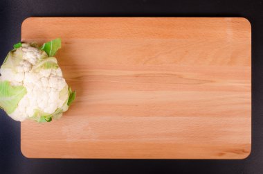 Ahşap arka plan üzerinde organik karnabahar