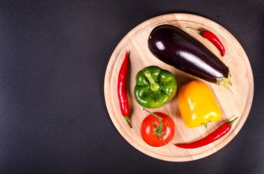 Organik karnabahar, kırmızı biber ve kabak ahşap üzerinde