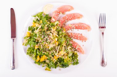 Porselen tabak içinde taze salata ile tuz somon