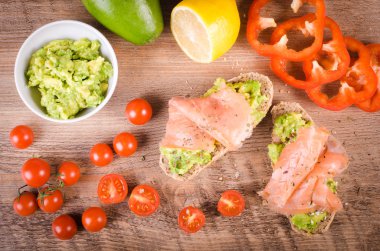 Kahvaltı: avokado tost ahşap zemin üzerine somon ile.