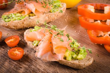 Kahvaltı: avokado tost ahşap zemin üzerine somon ile.