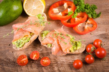 Kahvaltı: avokado tost ahşap zemin üzerine somon ile.