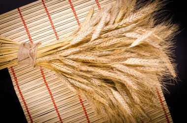 buğday ahşap arka plan üzerinde kulakları. Çerçeve