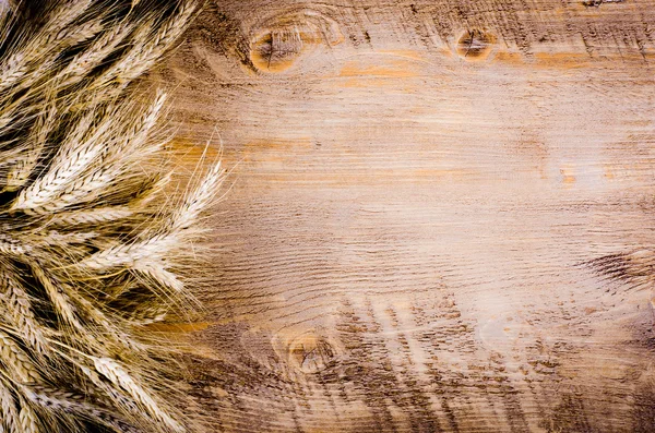 Ears of wheat on wooden background. Frame — Stock Photo, Image