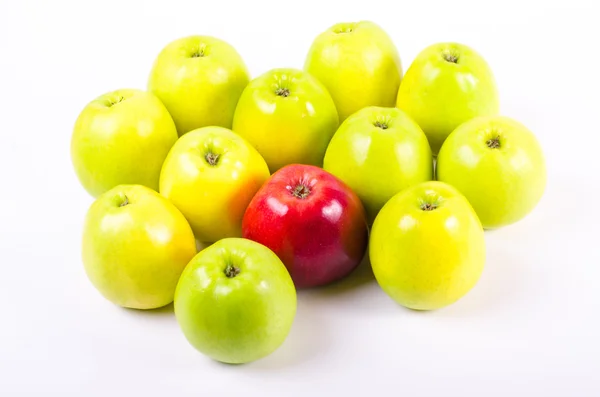 Bakgrund av gröna äpplen med ett rött äpple. Begreppet — Stockfoto