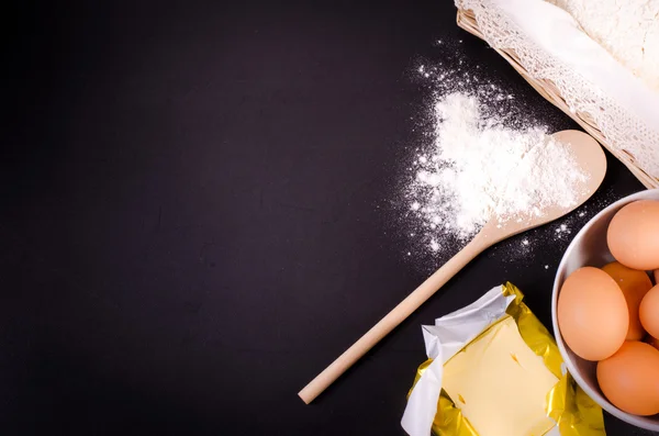 Fondo cottura con spighe di grano, farina, uova e burro — Foto Stock