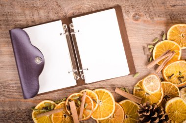 Kurutulmuş portakal, limon, tarçın, karanfil, kakule ve defter dilim. Noel ve yılbaşı dekorasyon. Metin için boş alan