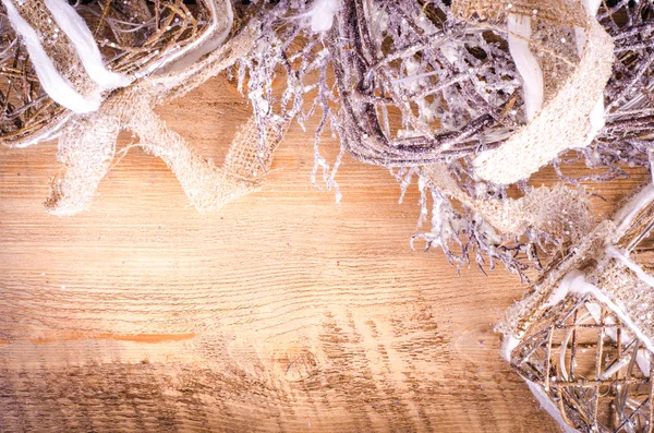 Scatole luminose rustiche di Natale su sfondo di legno, ghirlanda innevata. Natale e Capodanno cornice decorazione. Spazio libero per il testo . — Foto Stock