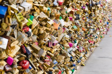 pont de sanat kilitlere binlerce. Paris