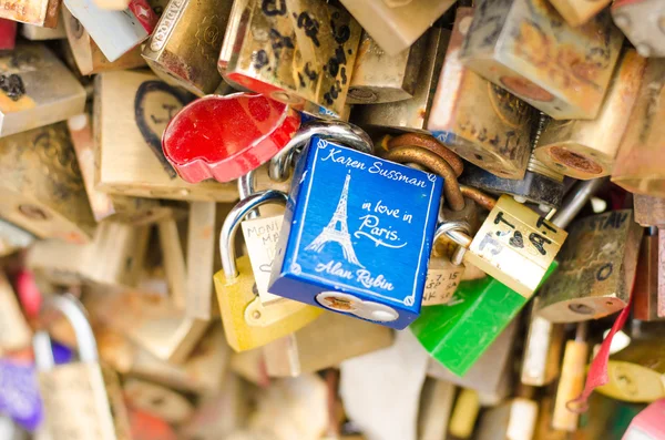 Tysiące zamków na pont de sztuki. Paryż — Zdjęcie stockowe