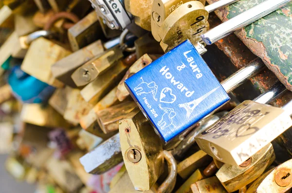 pont de sanat kilitlere binlerce. Paris