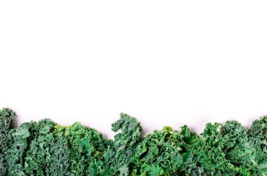 Beyaz arka plan üzerinde çerçeve taze yeşil salata yaprakları