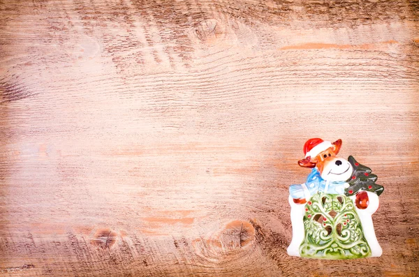 Ciervo de cerámica navideña sobre fondo de madera. Decoración de Año Nuevo y juguete. Espacio libre para texto —  Fotos de Stock