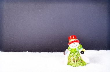 Noel kar ahşap zemin üzerine seramik kardan adam. Yılbaşı süsleme ve oyuncak. Metin için boş alan